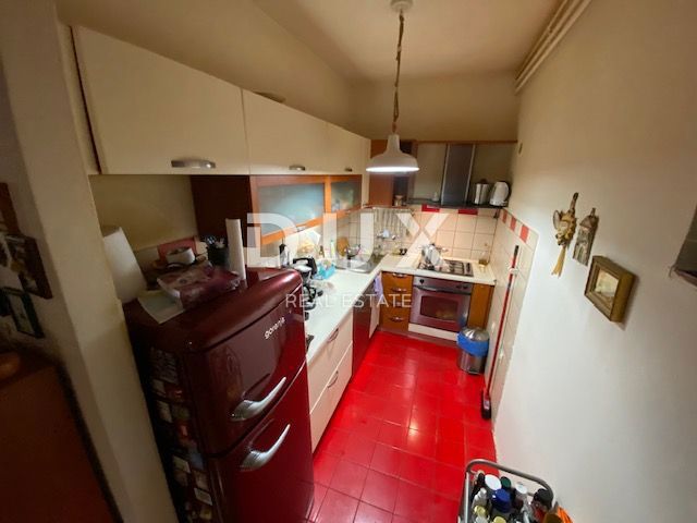 RIJEKA, TRSAT, CENTRO - appartamento 103 m2 al piano terra + GARAGE 25 m2 + giardino nel centro di Trsat! OCCASIONE!