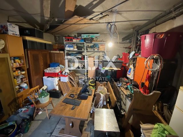 RIJEKA, TRSAT, CENTRO - appartamento 103 m2 al piano terra + GARAGE 25 m2 + giardino nel centro di Trsat! OCCASIONE!