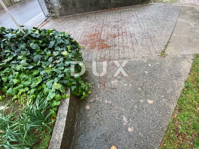 RIJEKA, TRSAT, CENTRO - appartamento 103 m2 al piano terra + GARAGE 25 m2 + giardino nel centro di Trsat! OCCASIONE!