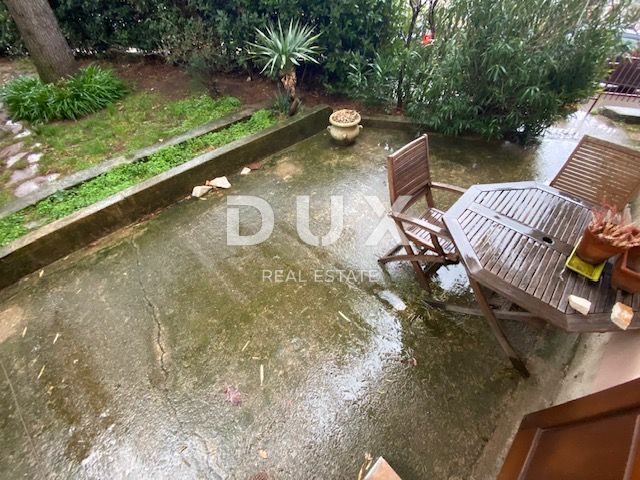 RIJEKA, TRSAT, CENTRO - appartamento 103 m2 al piano terra + GARAGE 25 m2 + giardino nel centro di Trsat! OCCASIONE!