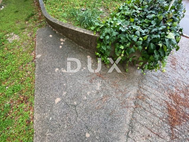 RIJEKA, TRSAT, CENTRO - appartamento 103 m2 al piano terra + GARAGE 25 m2 + giardino nel centro di Trsat! OCCASIONE!