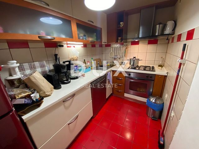 RIJEKA, TRSAT, CENTRO - appartamento 103 m2 al piano terra + GARAGE 25 m2 + giardino nel centro di Trsat! OCCASIONE!