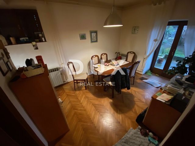 RIJEKA, TRSAT, CENTRO - appartamento 103 m2 al piano terra + GARAGE 25 m2 + giardino nel centro di Trsat! OCCASIONE!