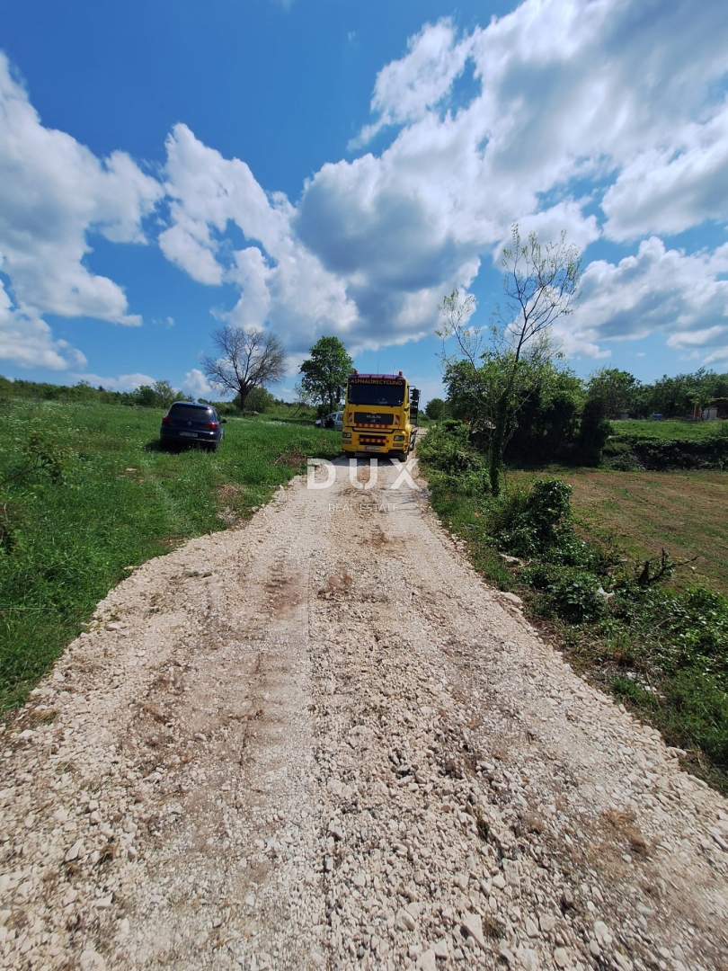 ISTRIA, SVETVINČENAT - Tre appezzamenti di terreno con permessi validi