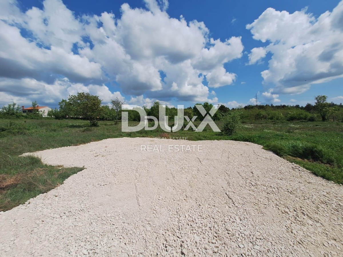 ISTRIA, SVETVINČENAT - Tre appezzamenti di terreno con permessi validi