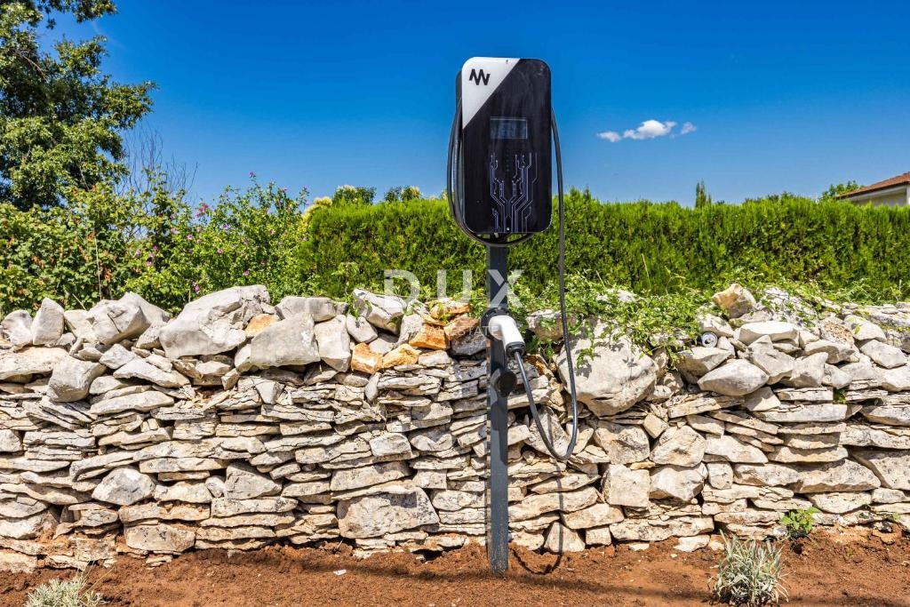 ISTRIA, SVETVINČENAT – Villa moderna con piscina riscaldata, impianto solare e privacy assoluta