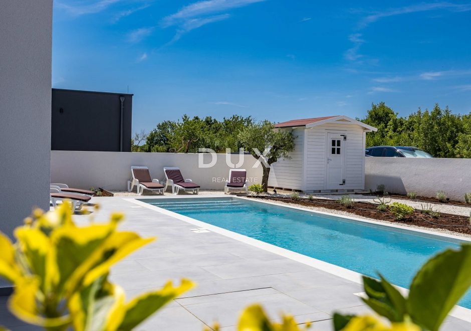 ISTRIA, SVETVINČENAT – Villa moderna con piscina riscaldata, impianto solare e privacy assoluta