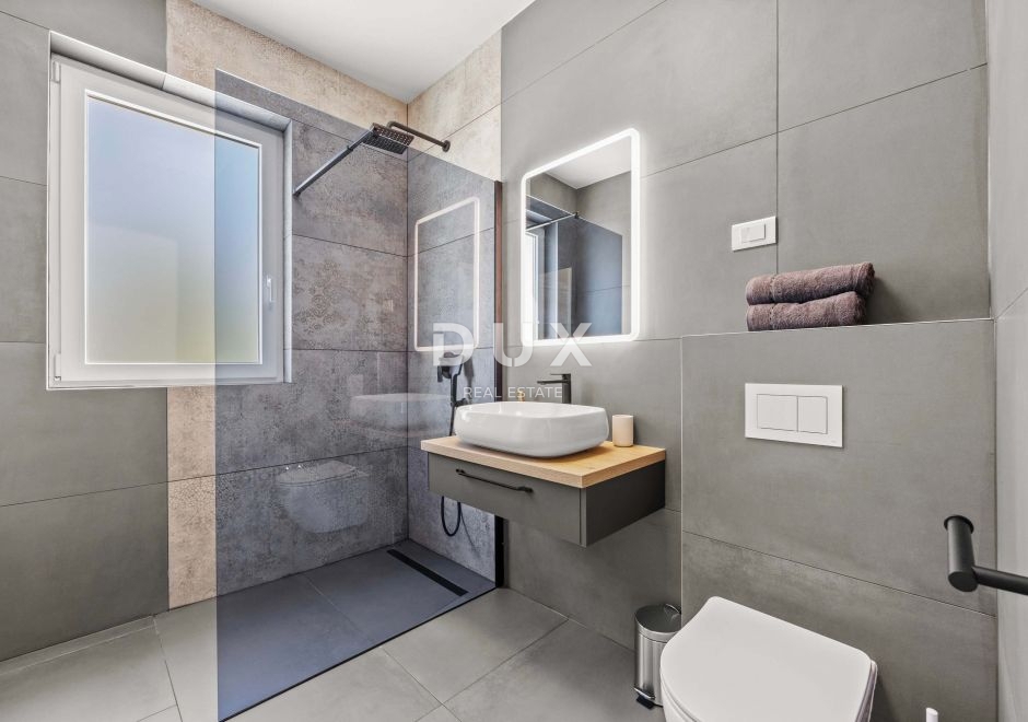 ISTRIA, SVETVINČENAT – Villa moderna con piscina riscaldata, impianto solare e privacy assoluta