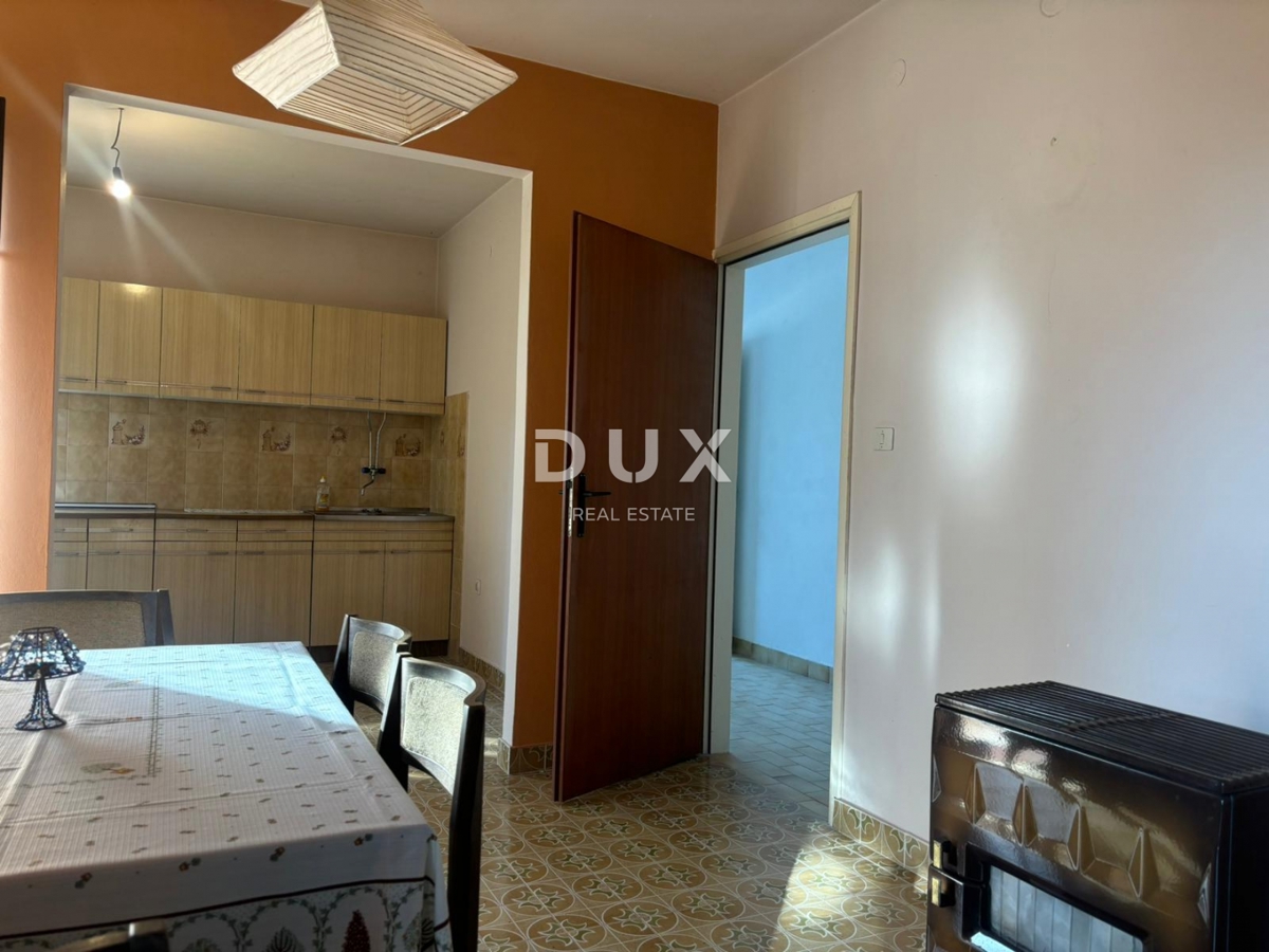 ISTRIA, PARENZO (DINANDINI) - Spaziosa casa con due grandi appartamenti e garage + terreno edificabile di 1687 m2! VARIE POSSIBILITÀ!