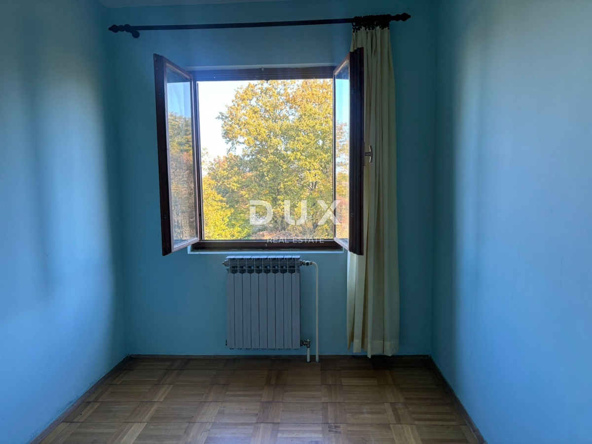 ISTRIA, PARENZO (DINANDINI) - Spaziosa casa con due grandi appartamenti e garage + terreno edificabile di 1687 m2! VARIE POSSIBILITÀ!