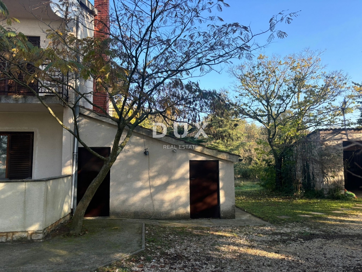 ISTRIA, PARENZO (DINANDINI) - Spaziosa casa con due grandi appartamenti e garage + terreno edificabile di 1687 m2! VARIE POSSIBILITÀ!