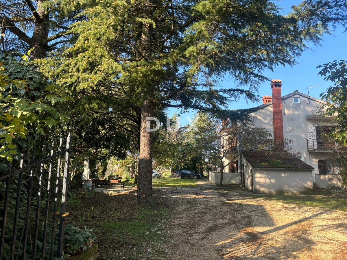 ISTRIA, PARENZO (DINANDINI) - Spaziosa casa con due grandi appartamenti e garage + terreno edificabile di 1687 m2! VARIE POSSIBILITÀ!