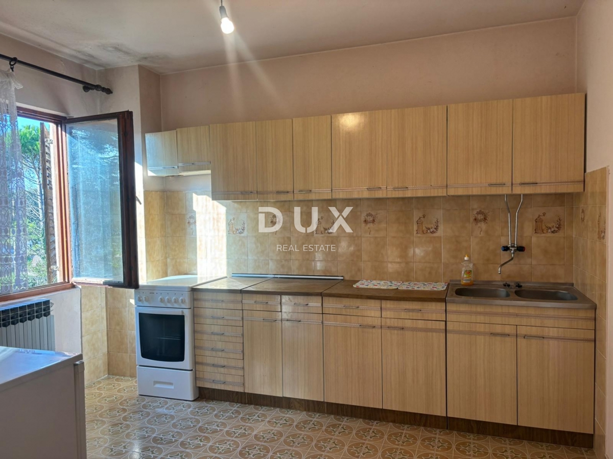 ISTRIA, PARENZO (DINANDINI) - Spaziosa casa con due grandi appartamenti e garage + terreno edificabile di 1687 m2! VARIE POSSIBILITÀ!