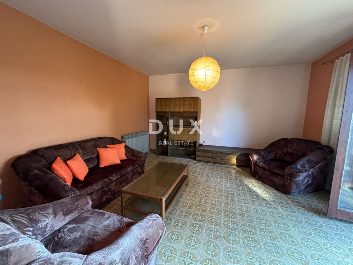 ISTRIA, PARENZO (DINANDINI) - Spaziosa casa con due grandi appartamenti e garage + terreno edificabile di 1687 m2! VARIE POSSIBILITÀ!