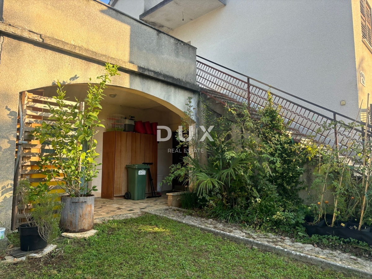 ISTRIA, PARENZO (DINANDINI) - Spaziosa casa con due grandi appartamenti e garage + terreno edificabile di 1687 m2! VARIE POSSIBILITÀ!