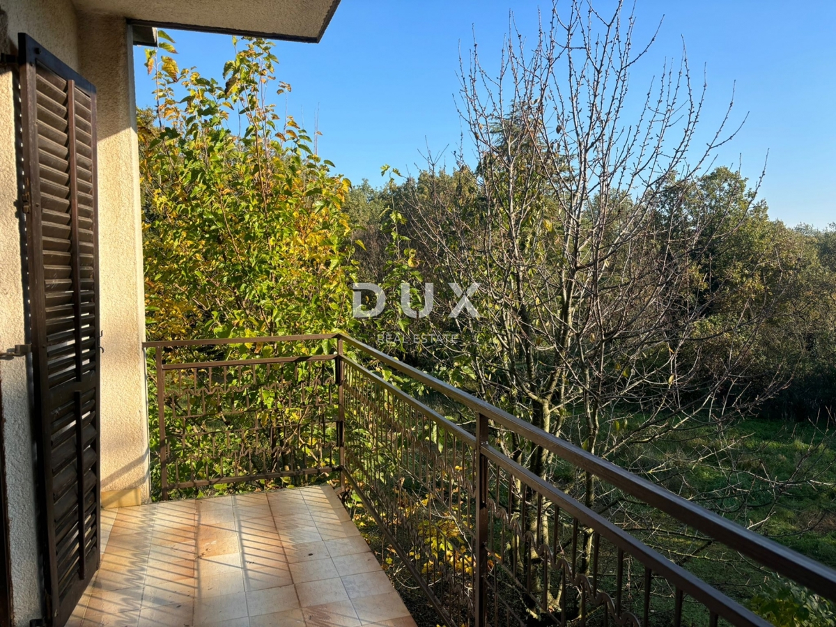 ISTRIA, PARENZO (DINANDINI) - Spaziosa casa con due grandi appartamenti e garage + terreno edificabile di 1687 m2! VARIE POSSIBILITÀ!