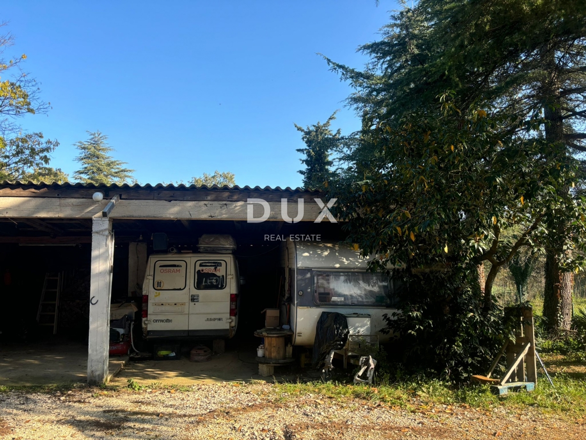 ISTRIA, PARENZO (DINANDINI) - Spaziosa casa con due grandi appartamenti e garage + terreno edificabile di 1687 m2! VARIE POSSIBILITÀ!