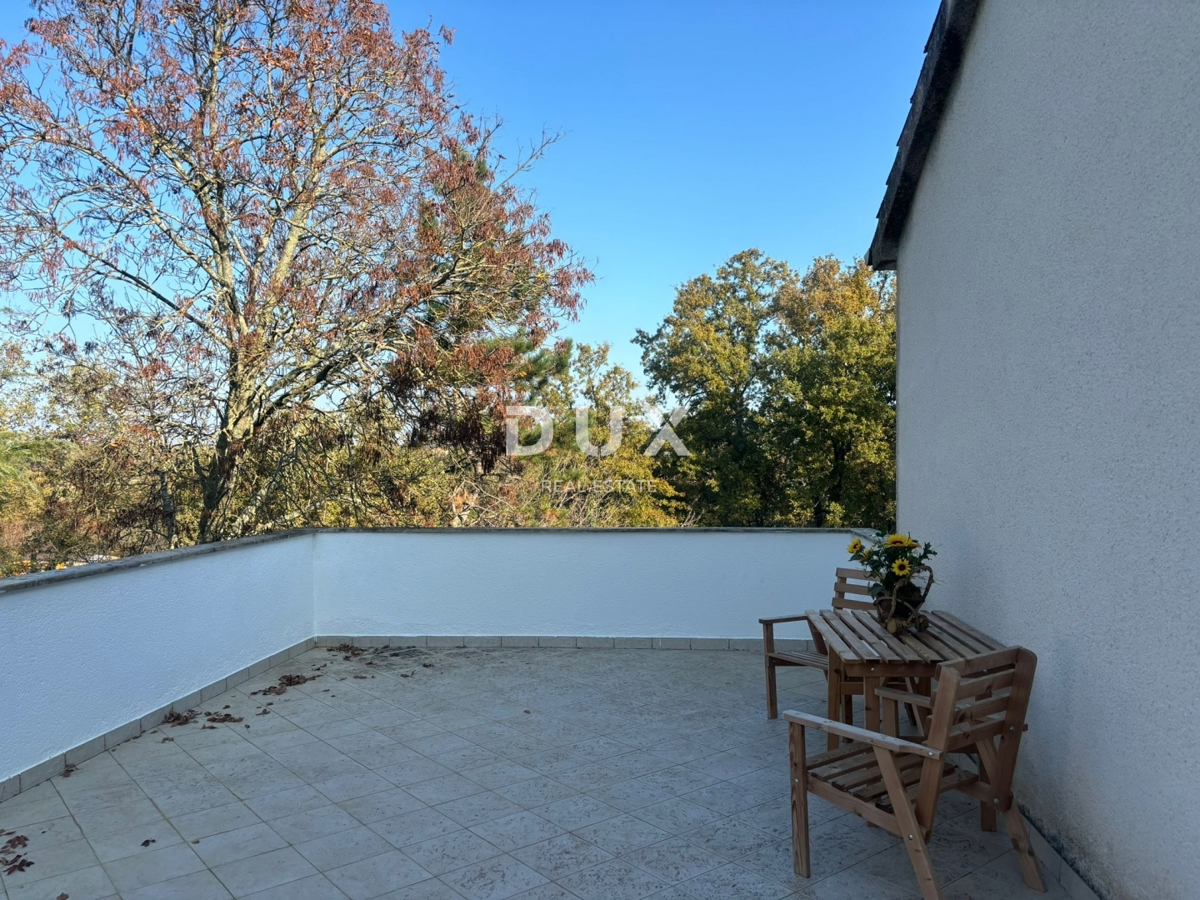 ISTRIA, PARENZO (DINANDINI) - Spaziosa casa con due grandi appartamenti e garage + terreno edificabile di 1687 m2! VARIE POSSIBILITÀ!