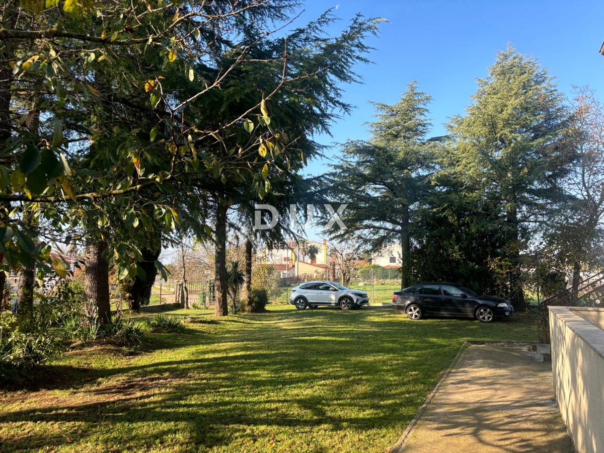 ISTRIA, PARENZO (DINANDINI) - Spaziosa casa con due grandi appartamenti e garage + terreno edificabile di 1687 m2! VARIE POSSIBILITÀ!