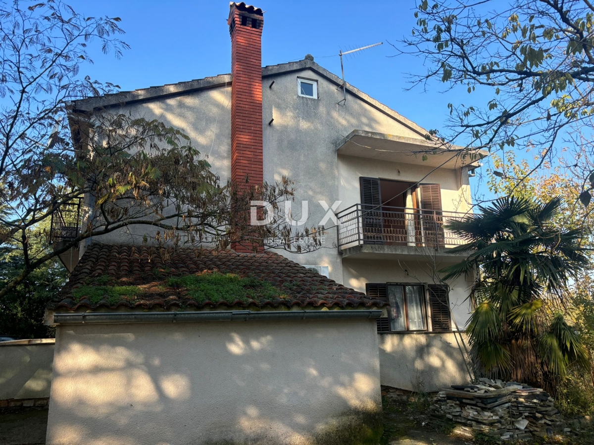 ISTRIA, PARENZO (DINANDINI) - Spaziosa casa con due grandi appartamenti e garage + terreno edificabile di 1687 m2! VARIE POSSIBILITÀ!
