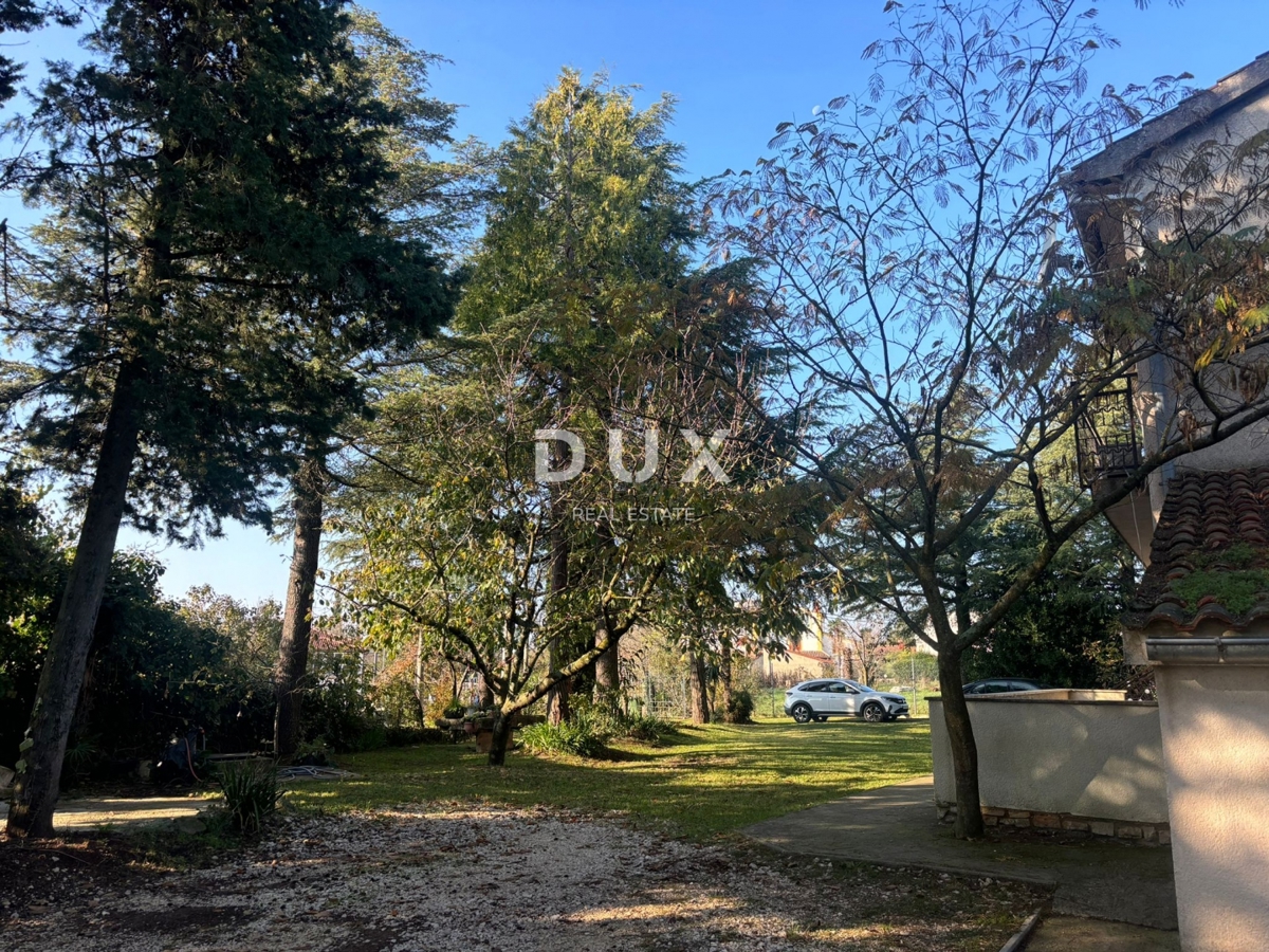 ISTRIA, PARENZO (DINANDINI) - Spaziosa casa con due grandi appartamenti e garage + terreno edificabile di 1687 m2! VARIE POSSIBILITÀ!