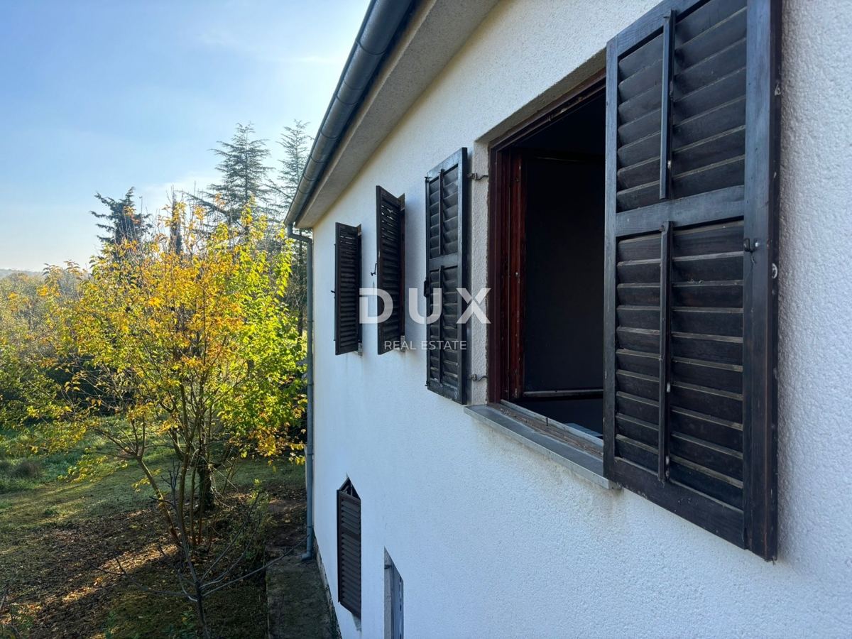 ISTRIA, PARENZO (DINANDINI) - Spaziosa casa con due grandi appartamenti e garage + terreno edificabile di 1687 m2! VARIE POSSIBILITÀ!