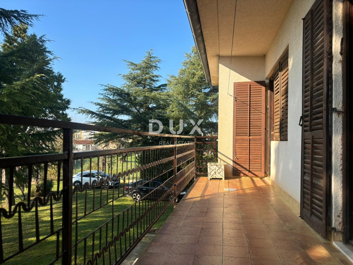 ISTRIA, PARENZO (DINANDINI) - Spaziosa casa con due grandi appartamenti e garage + terreno edificabile di 1687 m2! VARIE POSSIBILITÀ!