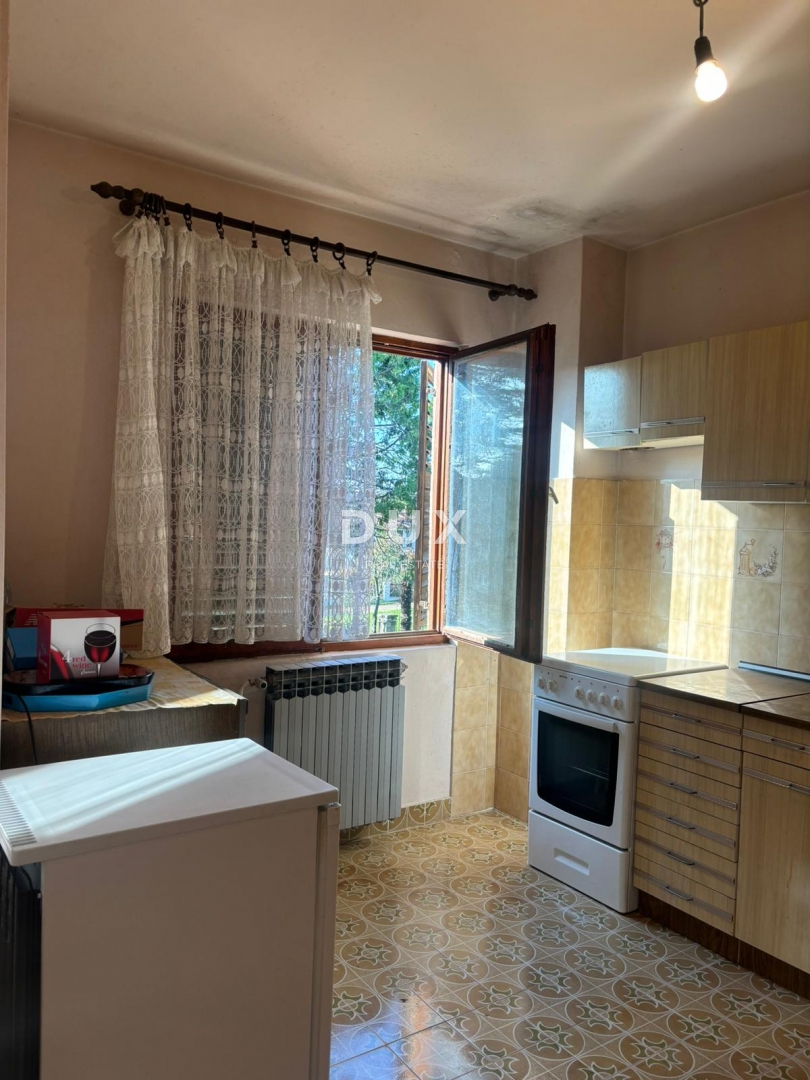 ISTRIA, PARENZO (DINANDINI) - Spaziosa casa con due grandi appartamenti e garage + terreno edificabile di 1687 m2! VARIE POSSIBILITÀ!