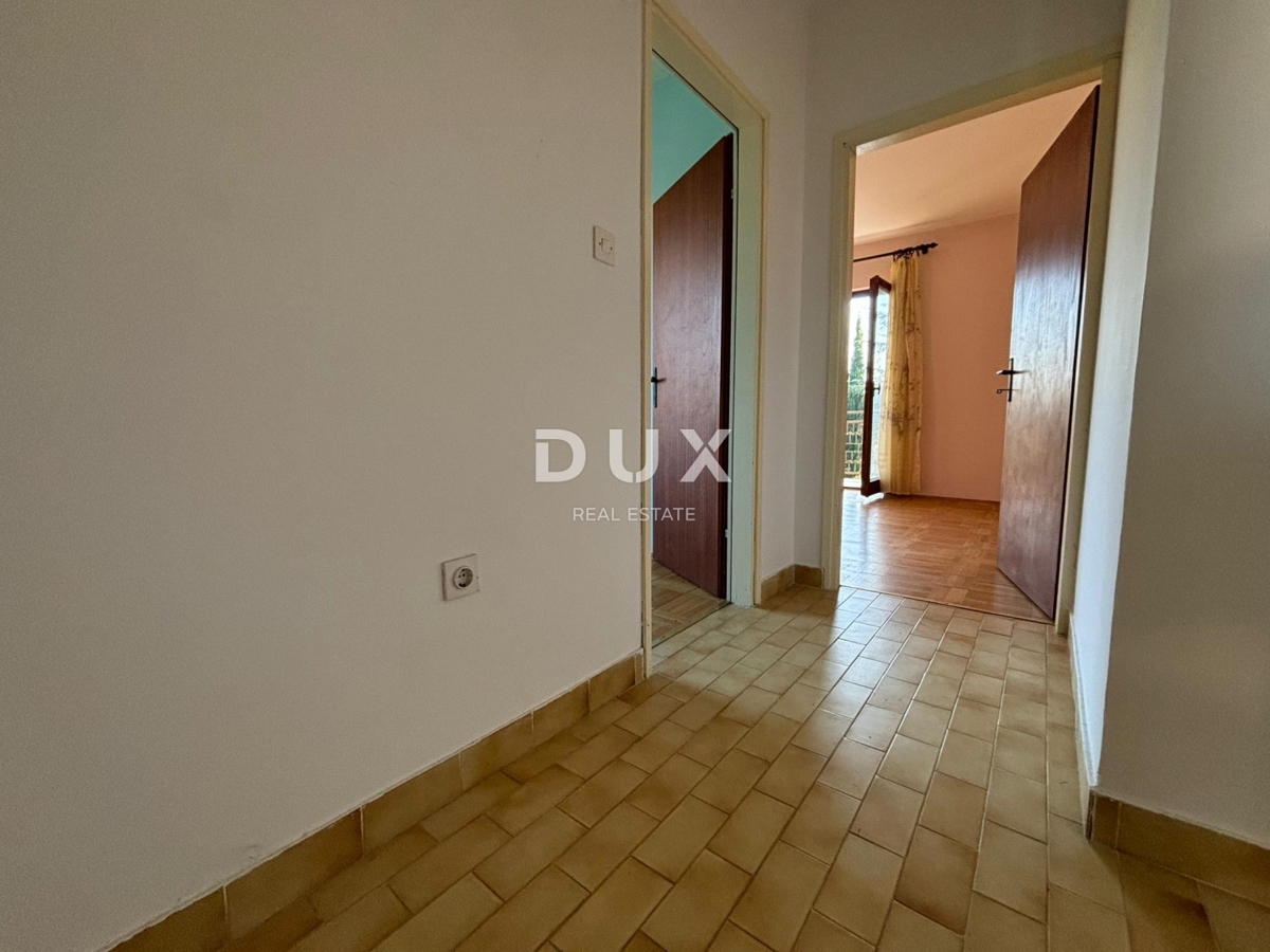 ISTRIA, PARENZO (DINANDINI) - Spaziosa casa con due grandi appartamenti e garage + terreno edificabile di 1687 m2! VARIE POSSIBILITÀ!