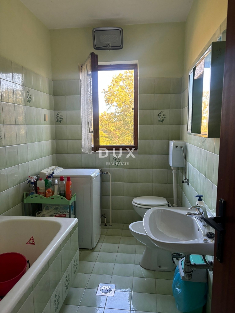 ISTRIA, PARENZO (DINANDINI) - Spaziosa casa con due grandi appartamenti e garage + terreno edificabile di 1687 m2! VARIE POSSIBILITÀ!