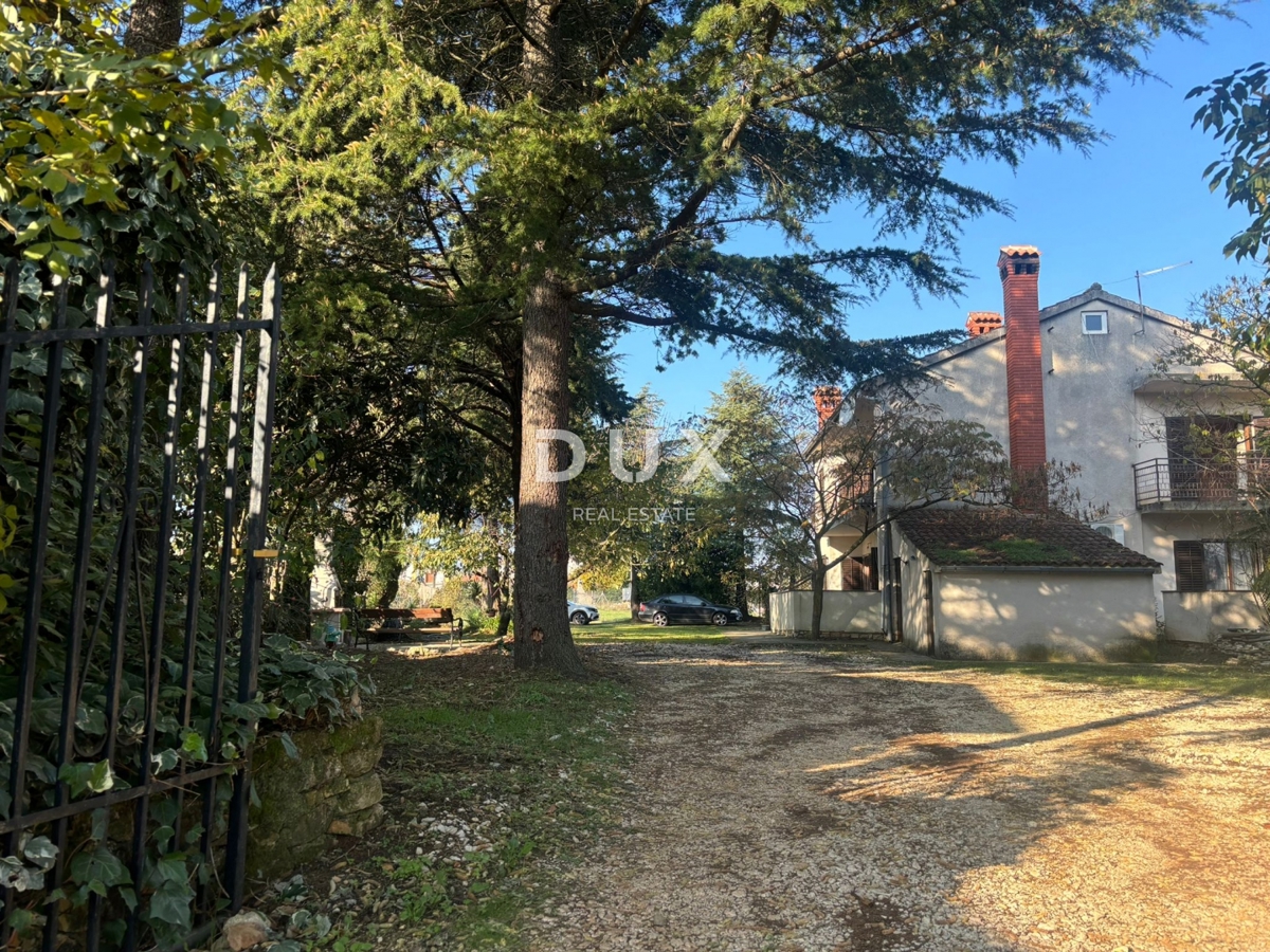 ISTRIA, PARENZO (DINANDINI) - Spaziosa casa con due grandi appartamenti e garage + terreno edificabile di 1687 m2! VARIE POSSIBILITÀ!