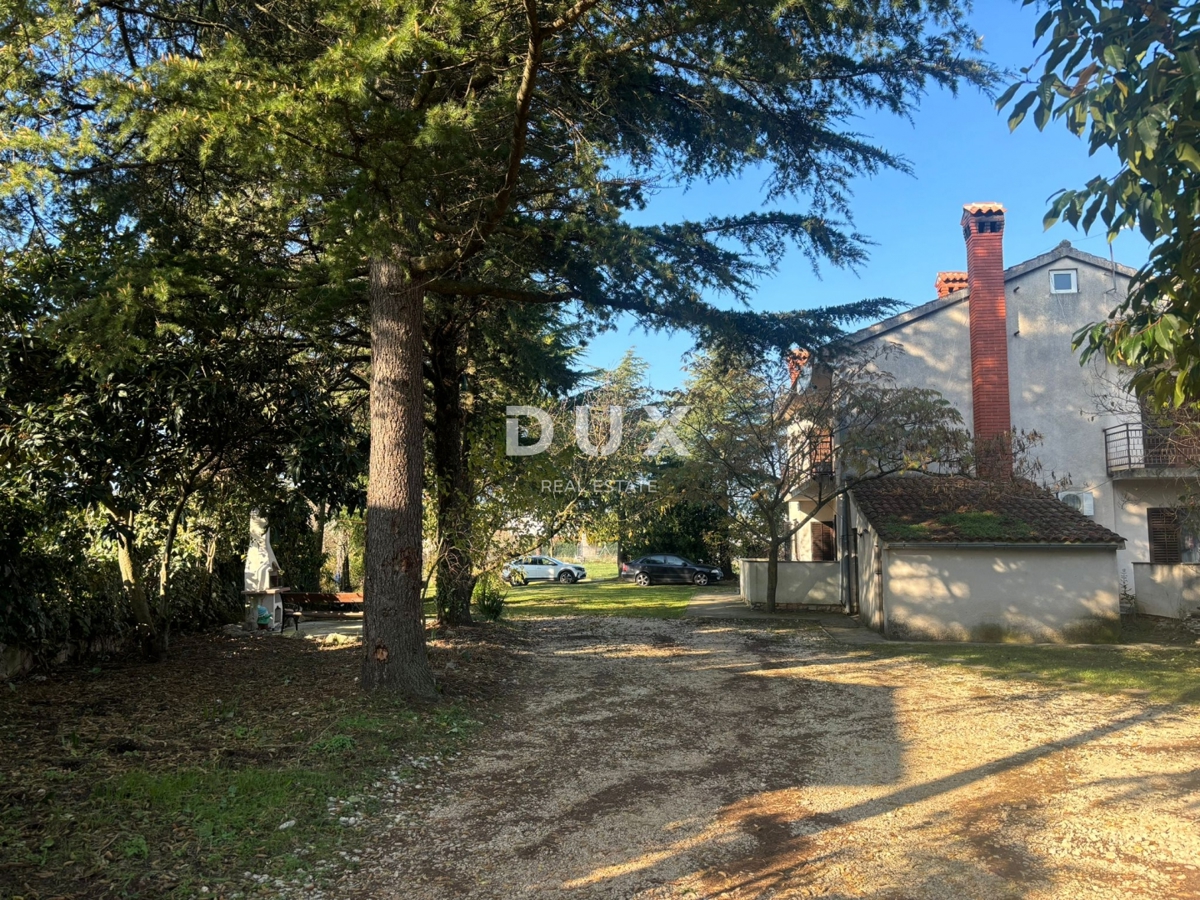 ISTRIA, PARENZO (DINANDINI) - Spaziosa casa con due grandi appartamenti e garage + terreno edificabile di 1687 m2! VARIE POSSIBILITÀ!