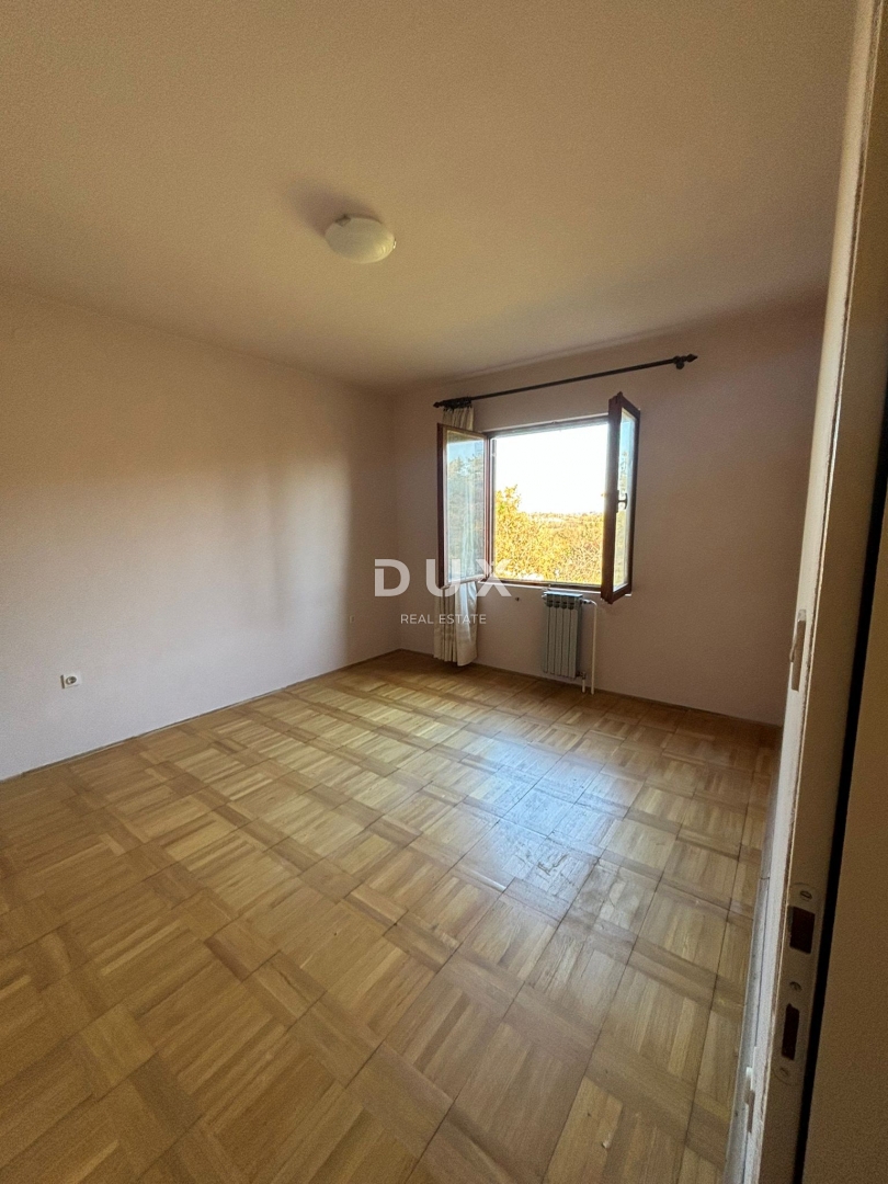 ISTRIA, PARENZO (DINANDINI) - Spaziosa casa con due grandi appartamenti e garage + terreno edificabile di 1687 m2! VARIE POSSIBILITÀ!