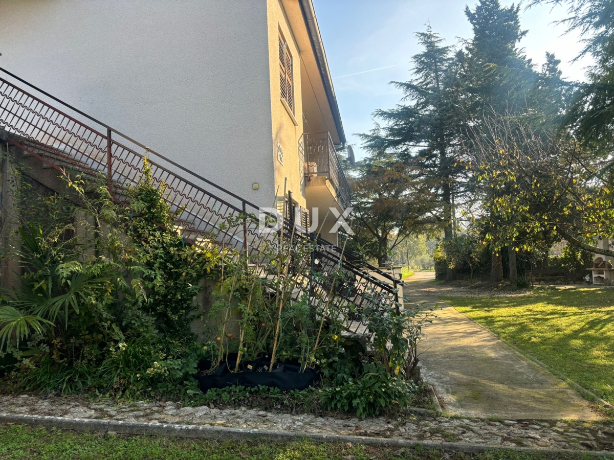 ISTRIA, PARENZO (DINANDINI) - Spaziosa casa con due grandi appartamenti e garage + terreno edificabile di 1687 m2! VARIE POSSIBILITÀ!