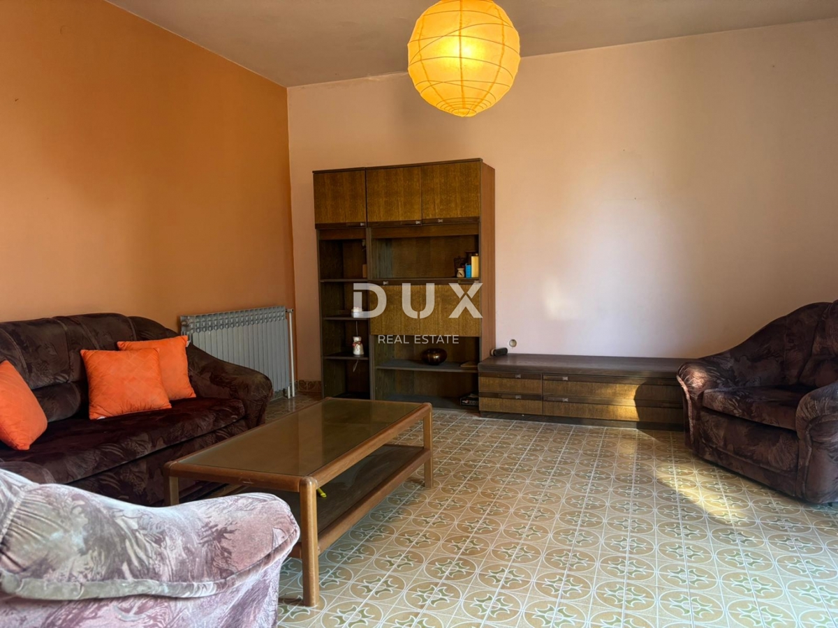 ISTRIA, PARENZO (DINANDINI) - Spaziosa casa con due grandi appartamenti e garage + terreno edificabile di 1687 m2! VARIE POSSIBILITÀ!