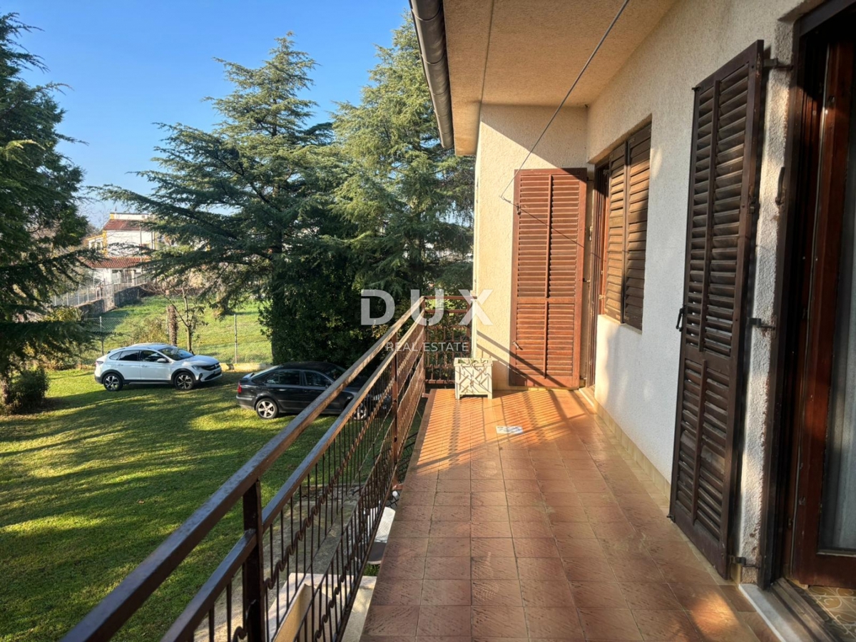 ISTRIA, PARENZO (DINANDINI) - Spaziosa casa con due grandi appartamenti e garage + terreno edificabile di 1687 m2! VARIE POSSIBILITÀ!