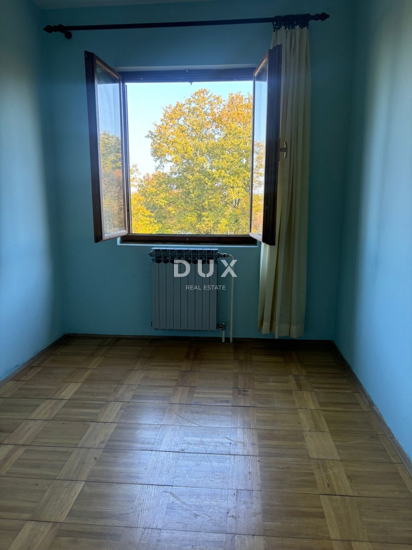 ISTRIA, PARENZO (DINANDINI) - Spaziosa casa con due grandi appartamenti e garage + terreno edificabile di 1687 m2! VARIE POSSIBILITÀ!