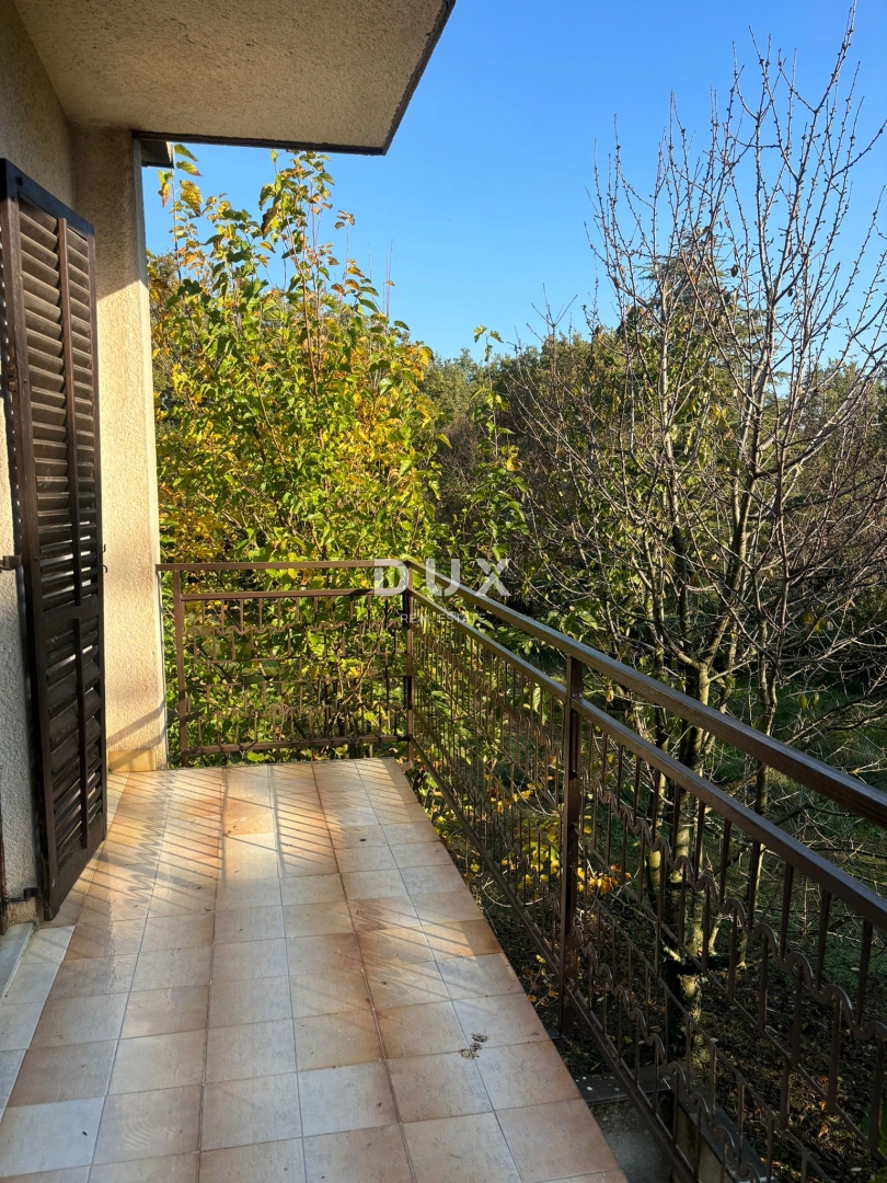 ISTRIA, PARENZO (DINANDINI) - Spaziosa casa con due grandi appartamenti e garage + terreno edificabile di 1687 m2! VARIE POSSIBILITÀ!