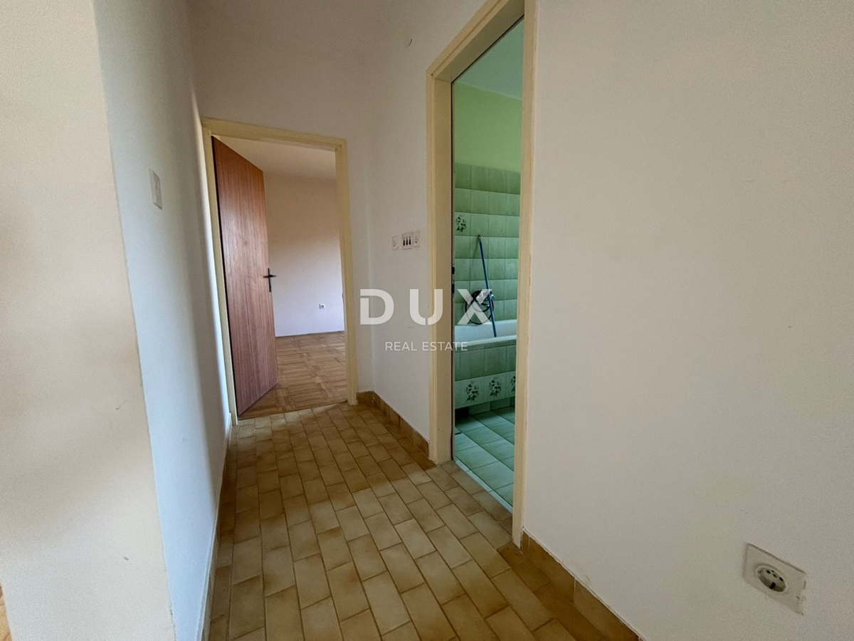 ISTRIA, PARENZO (DINANDINI) - Spaziosa casa con due grandi appartamenti e garage + terreno edificabile di 1687 m2! VARIE POSSIBILITÀ!