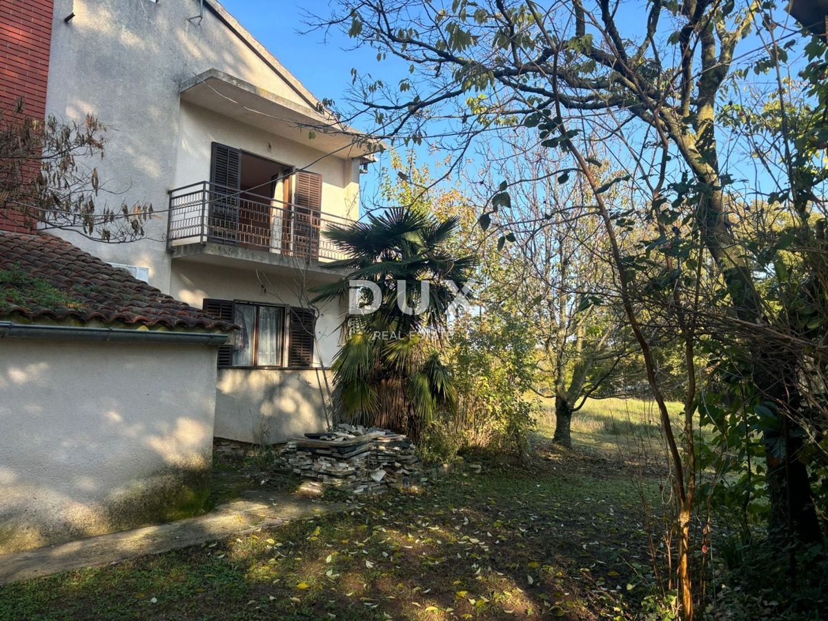 ISTRIA, PARENZO (DINANDINI) - Spaziosa casa con due grandi appartamenti e garage + terreno edificabile di 1687 m2! VARIE POSSIBILITÀ!