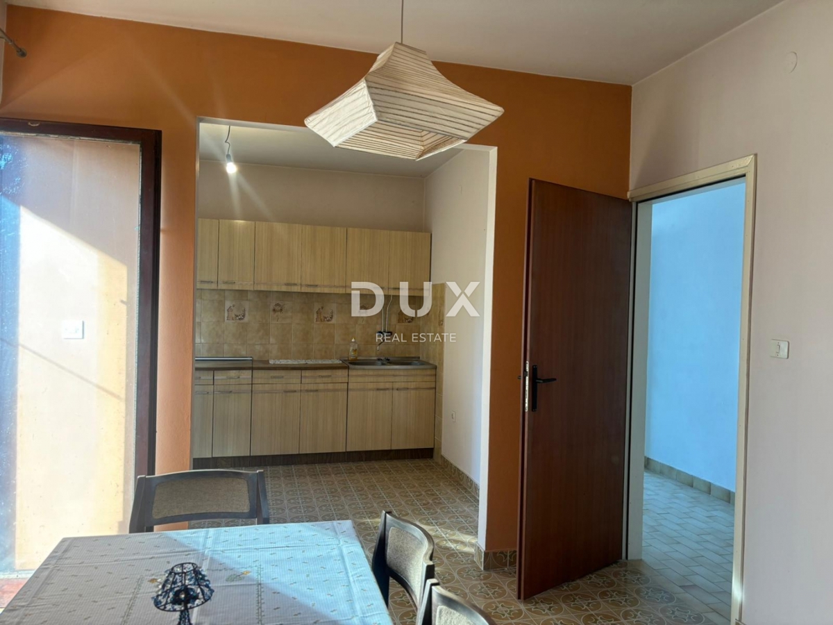 ISTRIA, PARENZO (DINANDINI) - Spaziosa casa con due grandi appartamenti e garage + terreno edificabile di 1687 m2! VARIE POSSIBILITÀ!