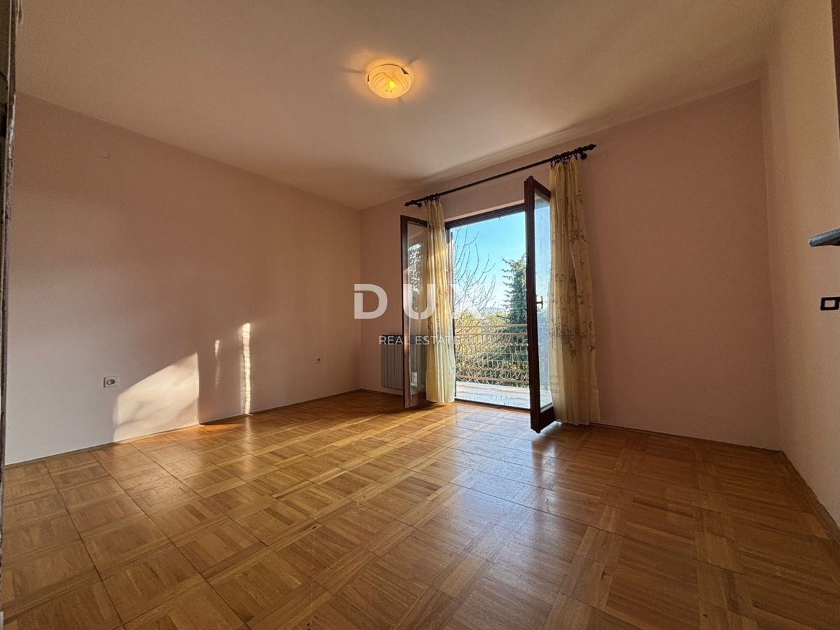 ISTRIA, PARENZO (DINANDINI) - Spaziosa casa con due grandi appartamenti e garage + terreno edificabile di 1687 m2! VARIE POSSIBILITÀ!