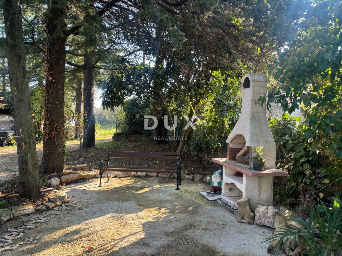 ISTRIA, PARENZO (DINANDINI) - Spaziosa casa con due grandi appartamenti e garage + terreno edificabile di 1687 m2! VARIE POSSIBILITÀ!