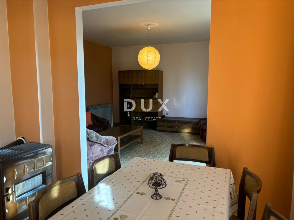 ISTRIA, PARENZO (DINANDINI) - Spaziosa casa con due grandi appartamenti e garage + terreno edificabile di 1687 m2! VARIE POSSIBILITÀ!