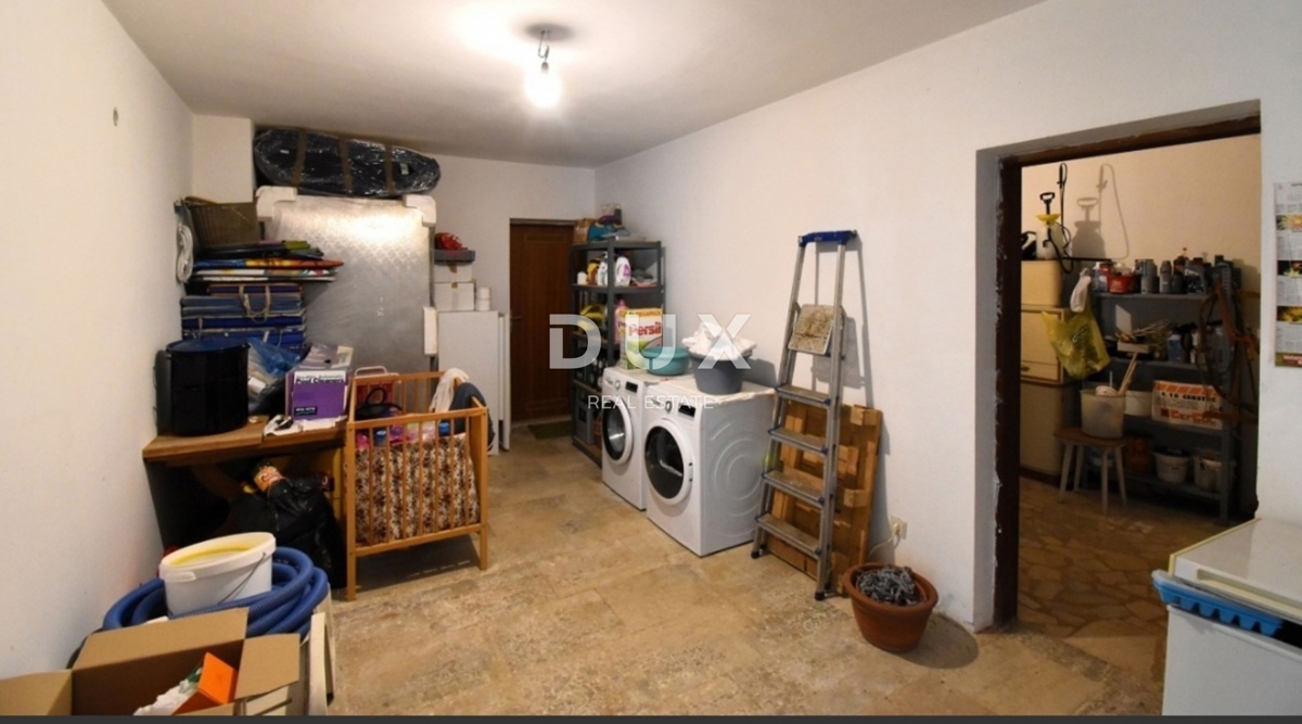 ISTRIA, PARENZO - Casa su un'ampia proprietà con piscina e completa privacy!