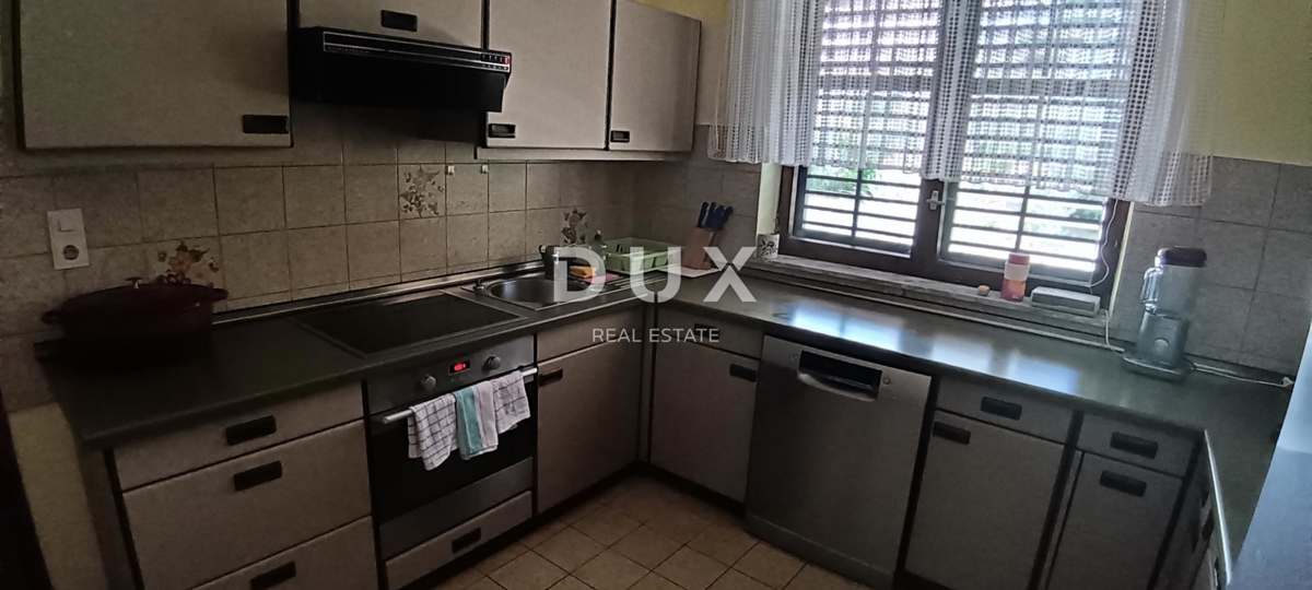 ISTRIA, PARENZO - Casa su un'ampia proprietà con piscina e completa privacy!