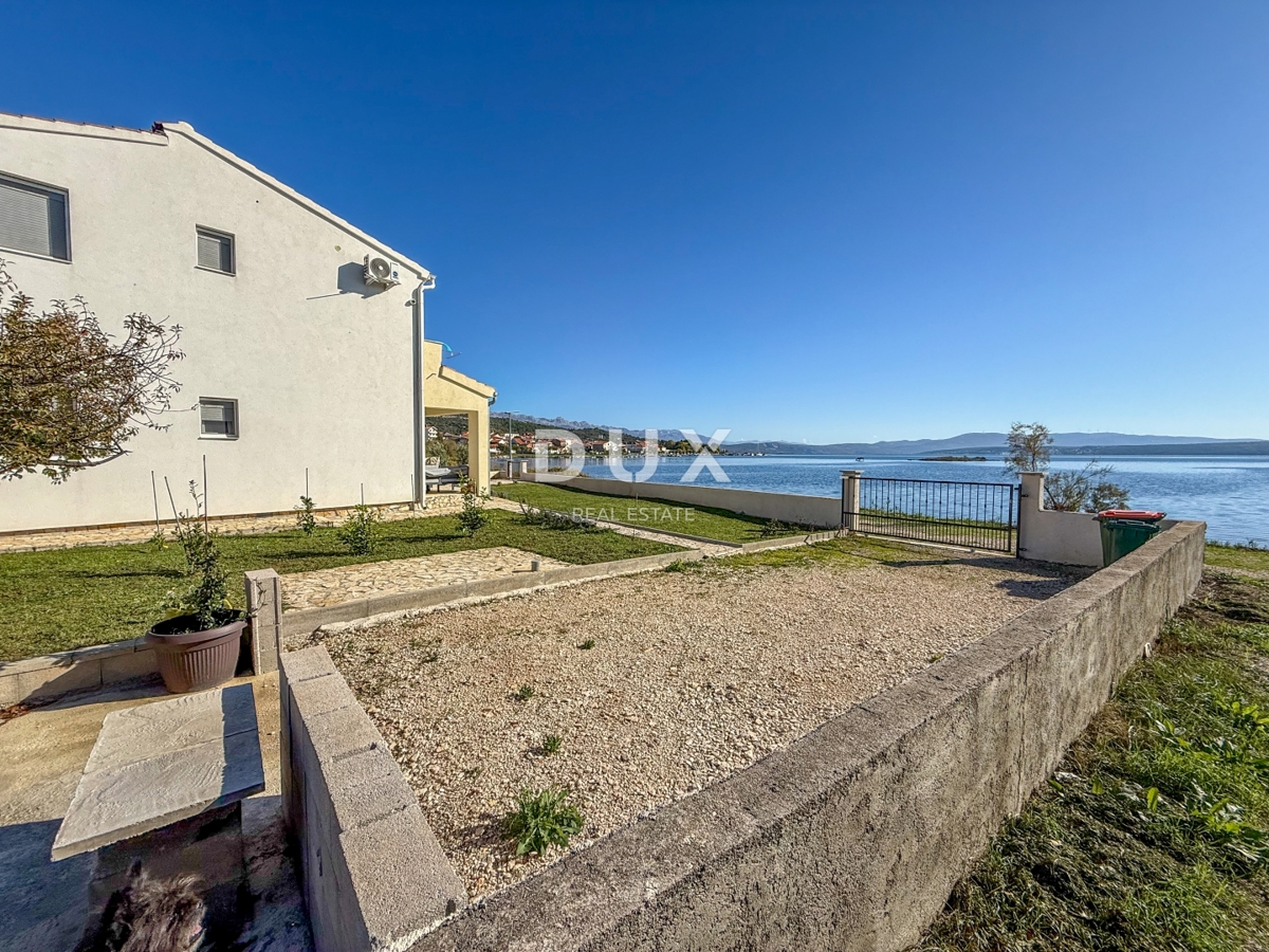 ZADAR, POSEDARJE - casa indipendente prima fila al mare di Novigrad con ampio cortile