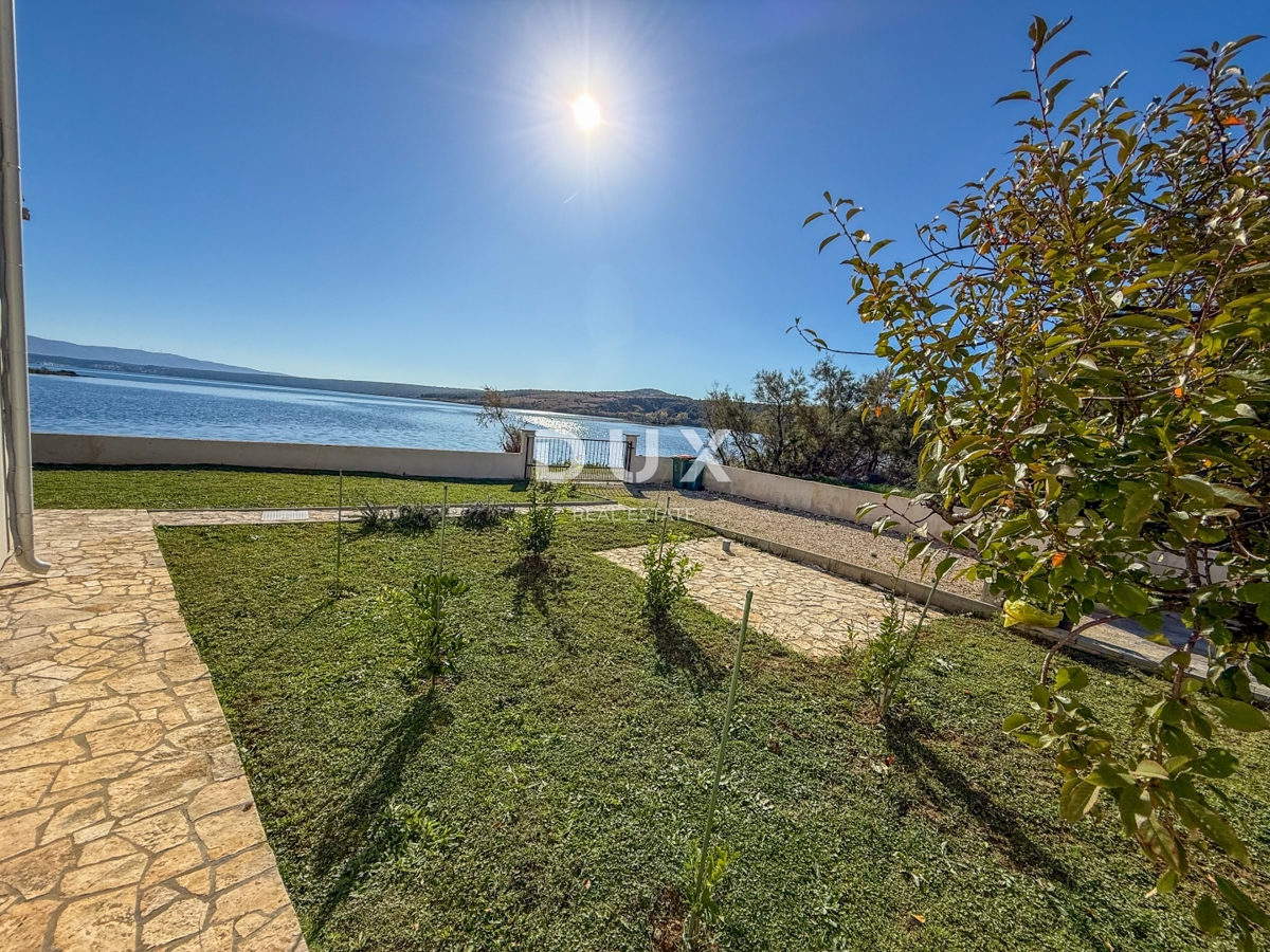 ZADAR, POSEDARJE - casa indipendente prima fila al mare di Novigrad con ampio cortile