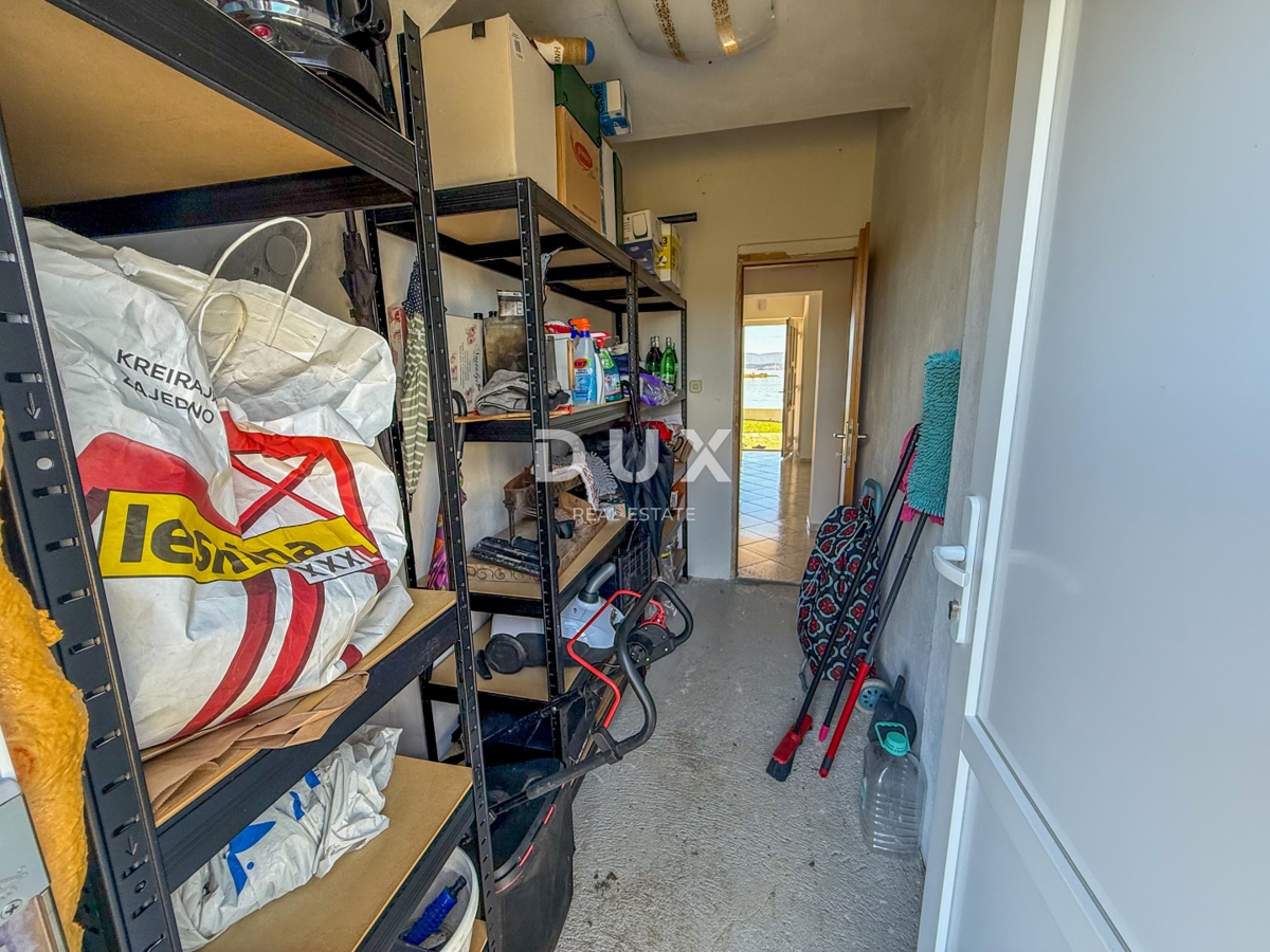 ZADAR, POSEDARJE - casa indipendente prima fila al mare di Novigrad con ampio cortile