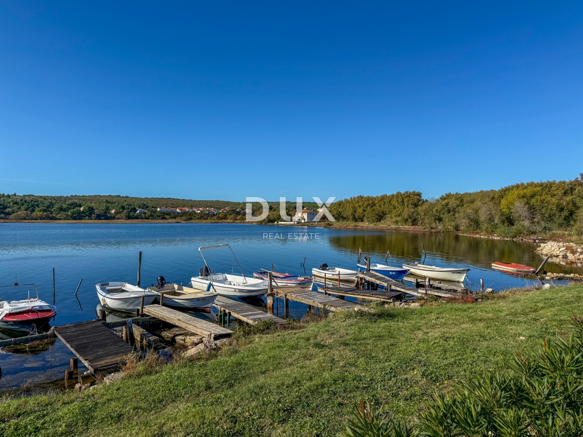 ZADAR, POSEDARJE - casa indipendente prima fila al mare di Novigrad con ampio cortile